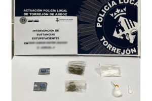 Policía local interviniendo en establecimiento barrio Juncal Torrejón