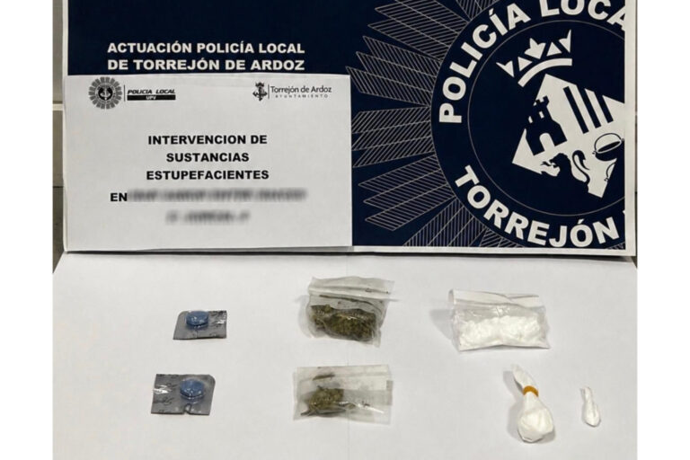 Policía local interviniendo en establecimiento barrio Juncal Torrejón