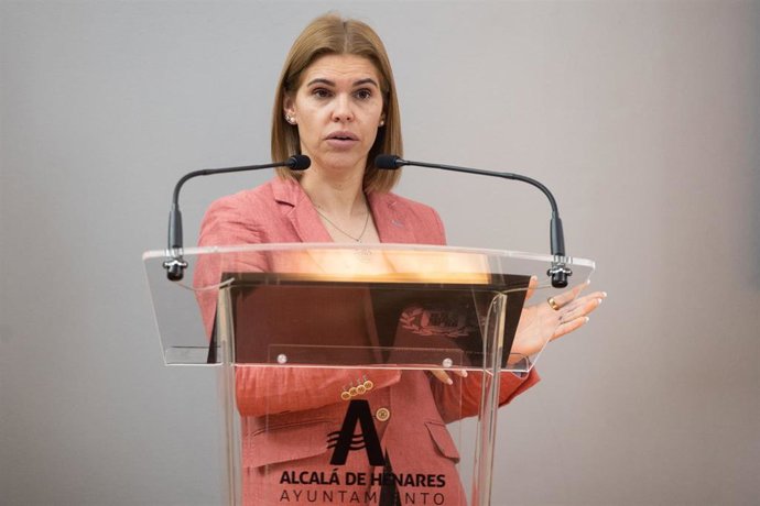 Judith Piquet en Alcalá de Henares hablando sobre política migratoria