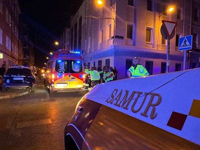 Intervencion de SAMUR en reyerta calle Amor Hermoso Usera Madrid