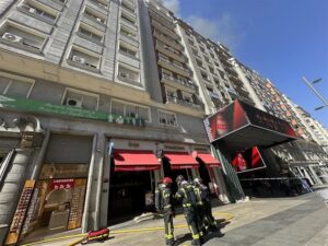 Incendio en cocina restaurante Gran Vía Madrid con bomberos actuando