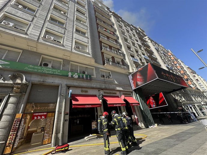 Incendio en cocina restaurante Gran Vía Madrid con bomberos actuando