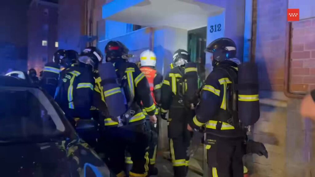 Bomberos actuando en explosión e incendio en Madrid Hacienda de Pavones
