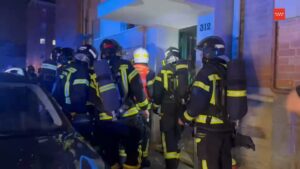 Bomberos actuando en explosión e incendio en Madrid Hacienda de Pavones