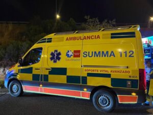 Ambulancia y policía en la avenida Constitución Torrejón