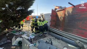 Camion volcado en la M-45 con rescate de camionero en Madrid