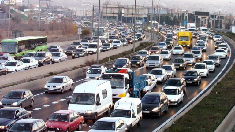 Tráfico congestionado en la A-1 en Madrid por eclipse solar