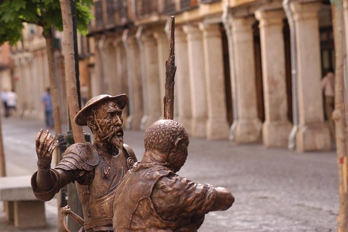 Personajes de Cervantes guiando ruta teatralizada en Alcalá de Henares