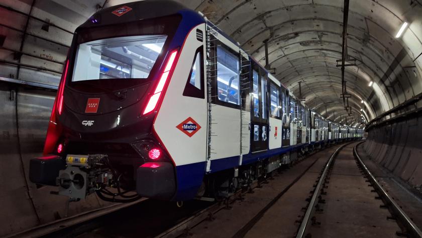 Tren automatico en vias de la linea 6 en Madrid