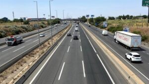 Vista del tramo de la A-2 en Madrid con señalización del carril Bus-VAO