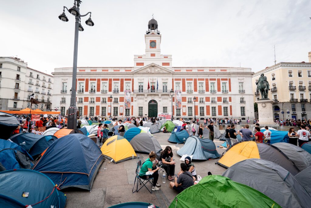 La Comunidad exige desalojar la Puerta del Sol en 48 horas y amenaza con acudir a los tribunales