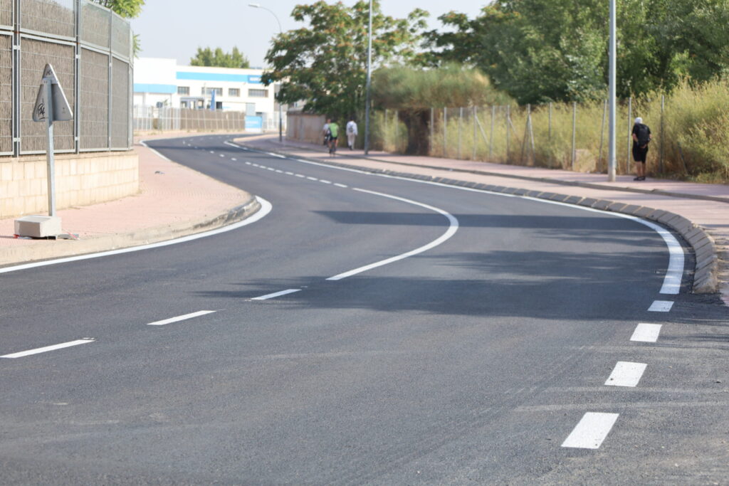 Obras de renovación del pavimento en el Camino de los Afligidos de Alcalá de Henares