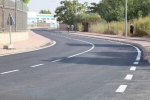 Obras de renovación del pavimento en el Camino de los Afligidos de Alcalá de Henares