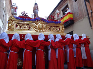 Tres signos de exclamación amarillos de diferentes tamaños sobre un fondo blanco.