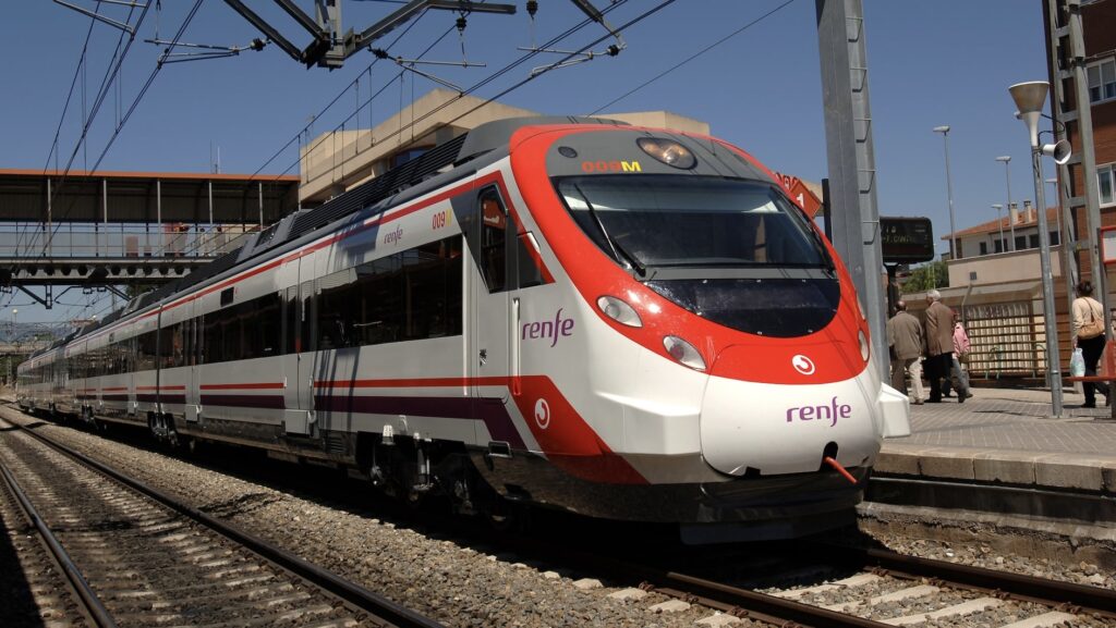 Tren de Cercanías en la estación de Azuqueca de Henares (Guadalajara)