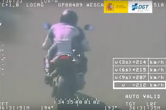 Motorista en una motocicleta circulando a alta velocidad en la CM-2028 en Armuña de Tajuña, Guadalajara.