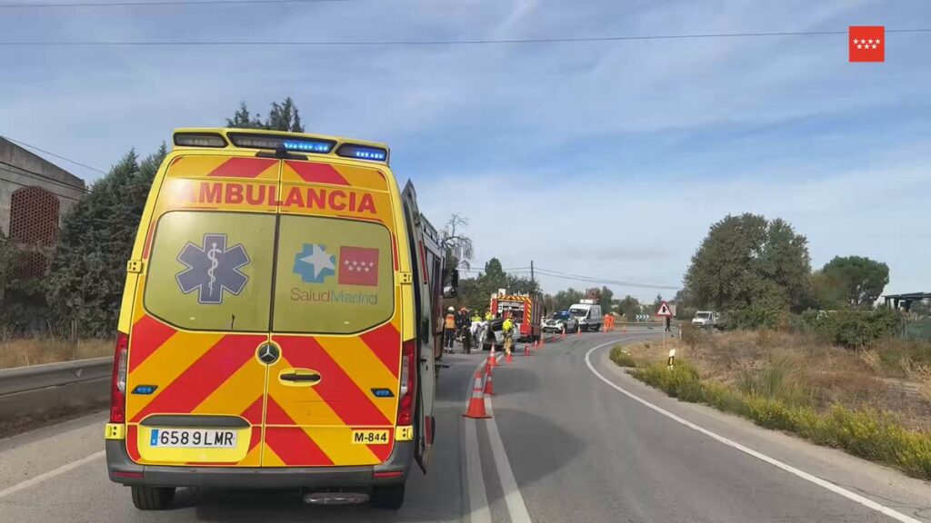Accidente en la M-404 en Batres, con ambulancias y personal de emergencias en la escena, vehículos y conos de señalización.