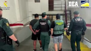 Agentes de la Guardia Civil deteniendo a dos personas en un aparcamiento, en Móstoles, Madrid.