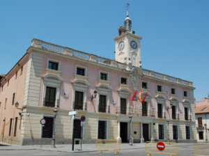 Fachada principal del Ayuntamiento de Alcalá de Henares ( Comunidad de Madrid - España ). Edificio de 1674, cuya última refor