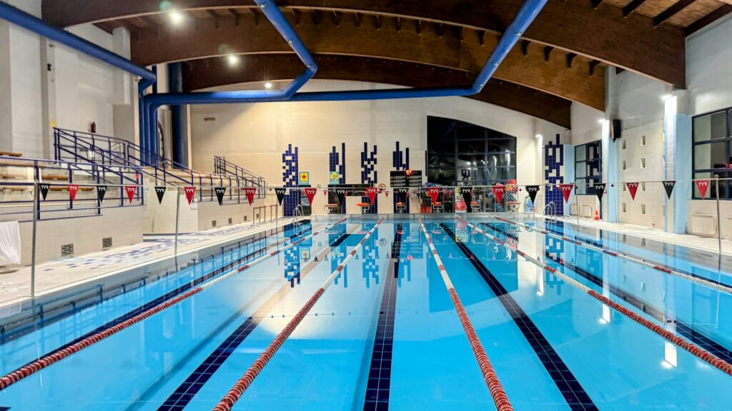 Piscina cubierta vacía, imagen de recurso del cierre de las piscinas de Espartales en Alcalá de Henares