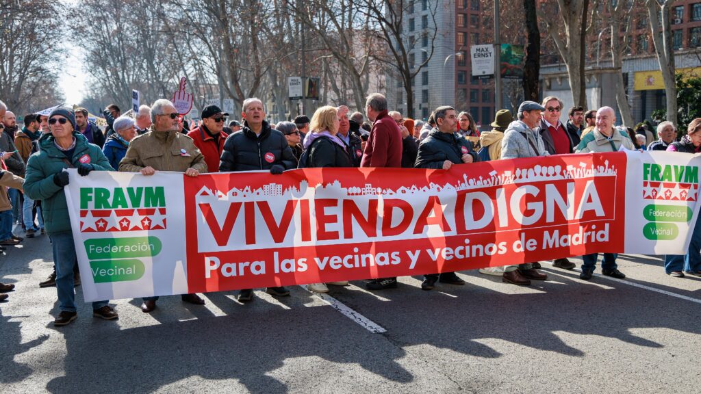 Manifestantes con una pancarta por la vivienda digna en Madrid, imagen de archivo