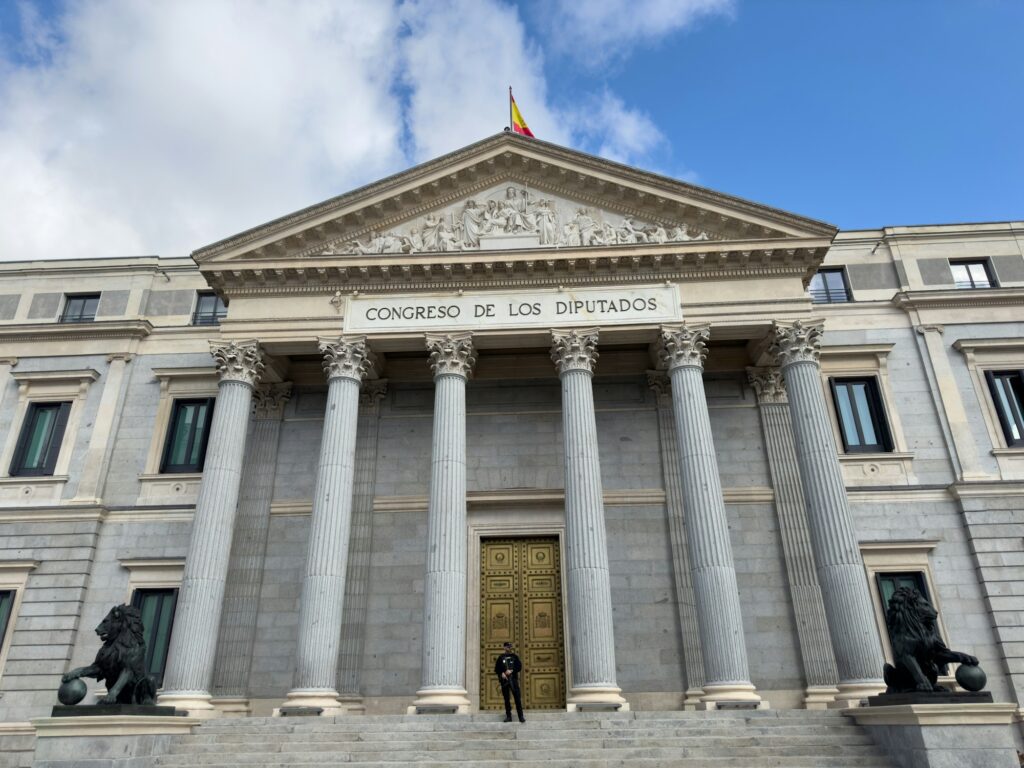 Fachada del Congreso de los Diputados, cuyas Cortes se disuelven para las elecciones generales del 29 de noviembre