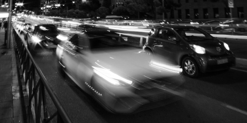 Coches circulando de noche por una calle urbana, imagen de recurso sobre la Zona de Bajas Emisiones