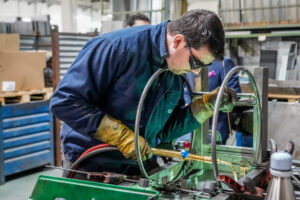Trabajador con guantes realizando oxicorte en un taller, imagen sobre el paro en Torrejón de Ardoz