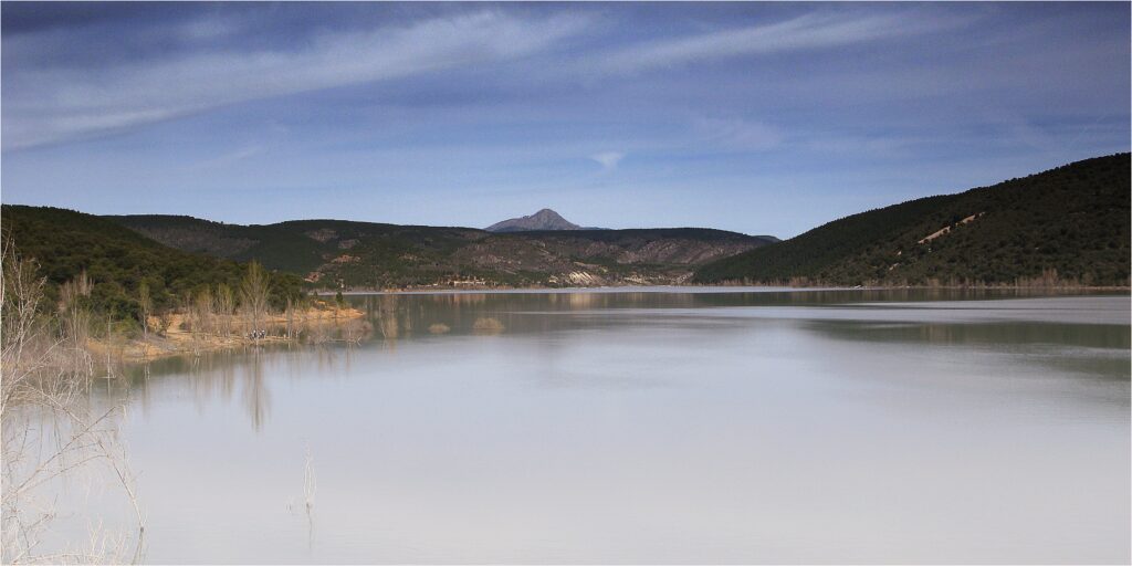 Embalse de Beleña con el Pico Ocejón al fondo, origen del agua de Guadalajara, Azuqueca y Alcalá