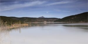 Embalse de Beleña con el Pico Ocejón al fondo, origen del agua de Guadalajara, Azuqueca y Alcalá