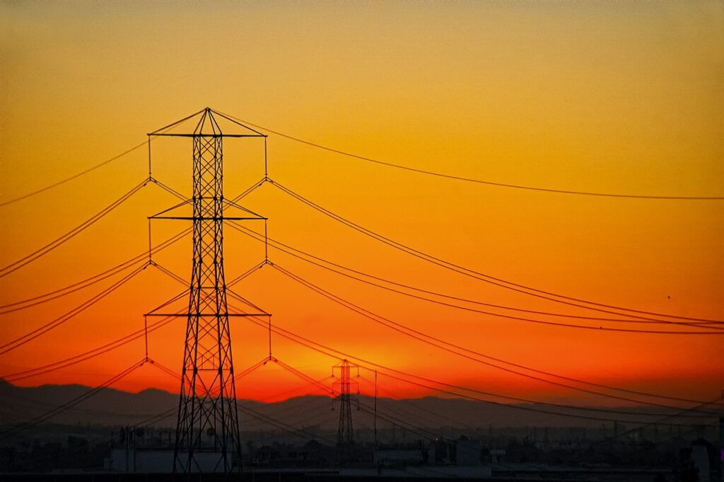 Torres de alta tensión al atardecer, en pleno otoño de precios altos de la luz en el mercado mayorista