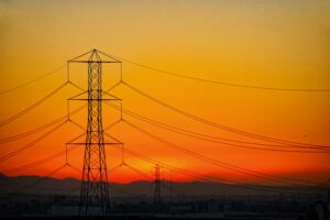 Torres de alta tensión al atardecer, en pleno otoño de precios altos de la luz en el mercado mayorista