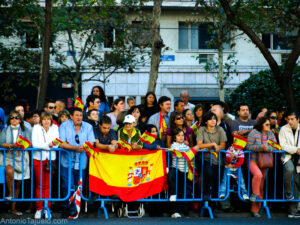 Público con banderas de España en el desfile del 12 de octubre en Madrid
