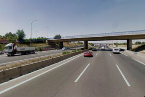 Pasarela peatonal sobre la A-2 que da acceso a Parque Corredor en Torrejón de Ardoz, que cierra por obras