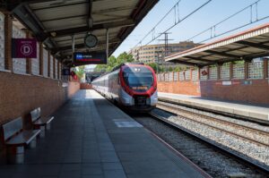 Tren Civia de Cercanías Madrid entrando en una estación, imagen de archivo de la línea C-2